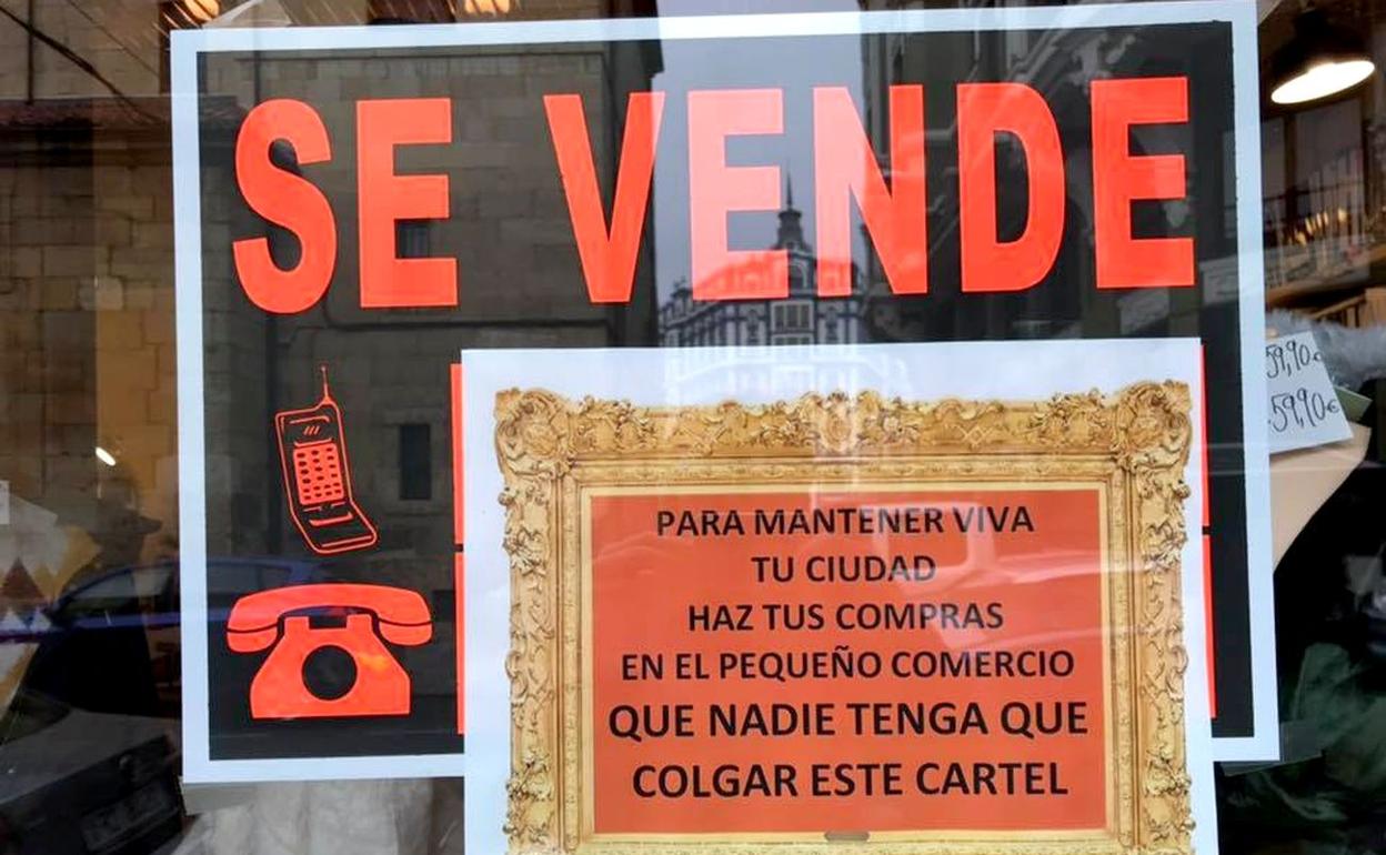 Izquierda Unida pone en marcha una campaña para promover el comercio local.