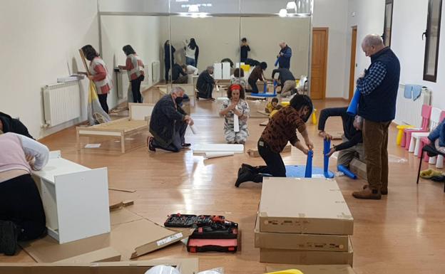 Los vecinos de Mansilla Mayor poner a punto la guardería del pueblo para su apertura en enero.