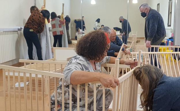 Galería. Los vecinos de Mansilla Mayor participan en una hacendera para poner a punto la guardería.