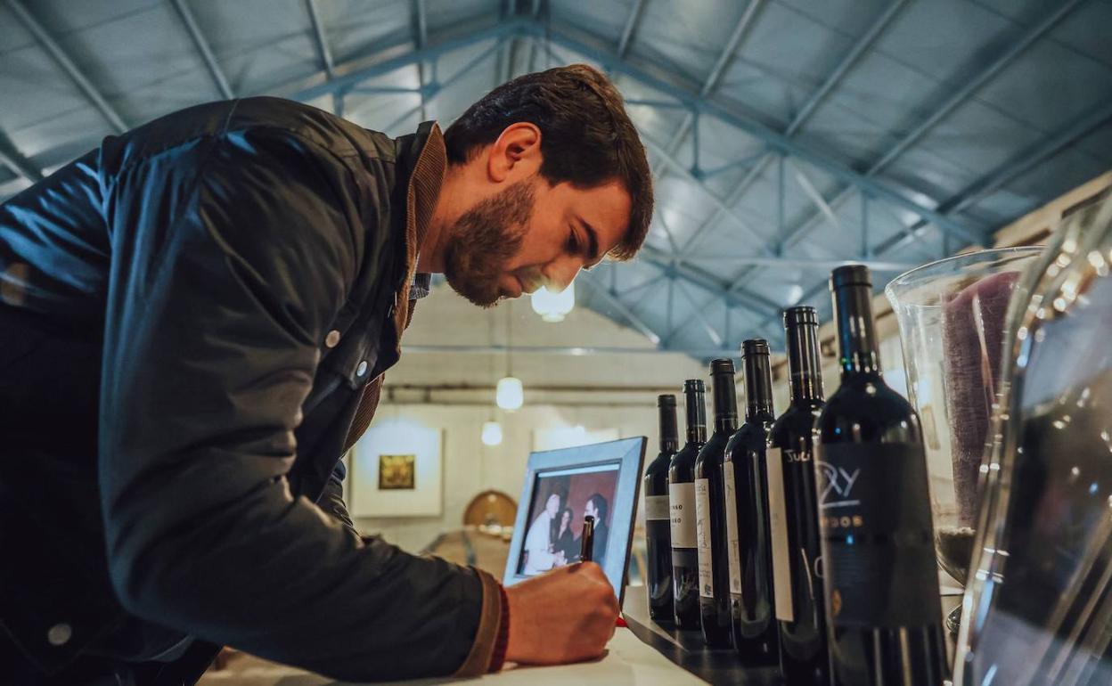 El vicepresidente de la Junta de Castilla y León, Juan García-Gallardo, se ha reunido durante el día de hoy con distintos representantes de las bodegas acogidas a la Denominación de Origen Ribera del Duero.