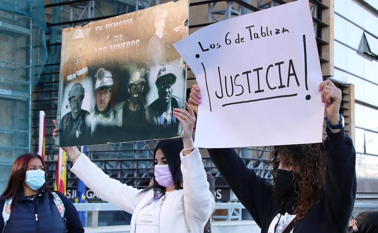 Familiares de los mineros fallecidos, durante las primeras sesiones del juicio en los Juzgados de León. 