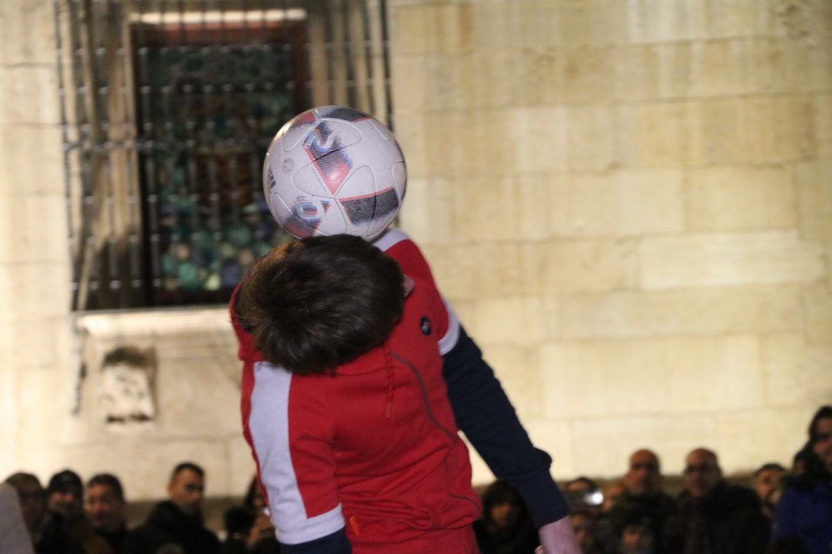 Botines ha sido el escenario para disfrutar de una exhibición del Goldball Freestyle Championship que se celebra en León este fin de semana.