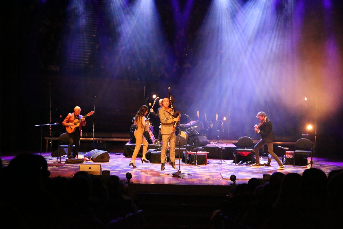 El gaitero Carlos Núñez ha ofrecido un concierto cargado de emociones y sabor leonés este sábado en el Auditorio Ciudad de León