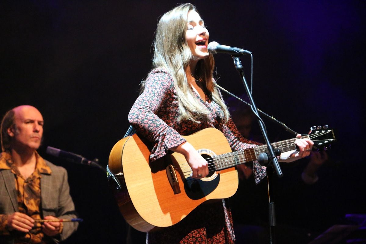 El gaitero Carlos Núñez ha ofrecido un concierto cargado de emociones y sabor leonés este sábado en el Auditorio Ciudad de León