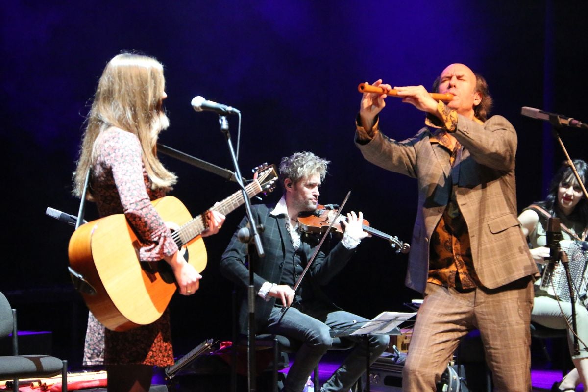 El gaitero Carlos Núñez ha ofrecido un concierto cargado de emociones y sabor leonés este sábado en el Auditorio Ciudad de León