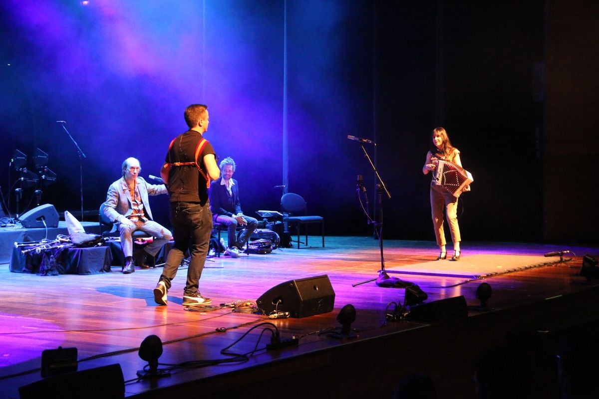 El gaitero Carlos Núñez ha ofrecido un concierto cargado de emociones y sabor leonés este sábado en el Auditorio Ciudad de León