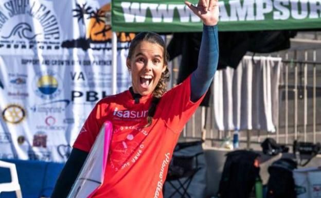 Imagen principal - María Martín-Granizo se proclama campeona del mundo de surf adaptado.