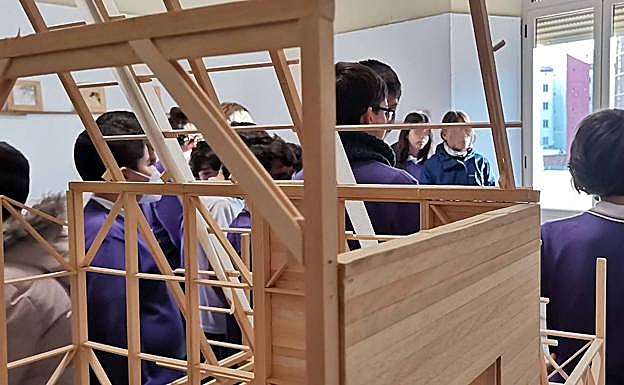 Imagen principal - Última semana de la exposición «Con o sin techo» en el Colegio Maristas de San José