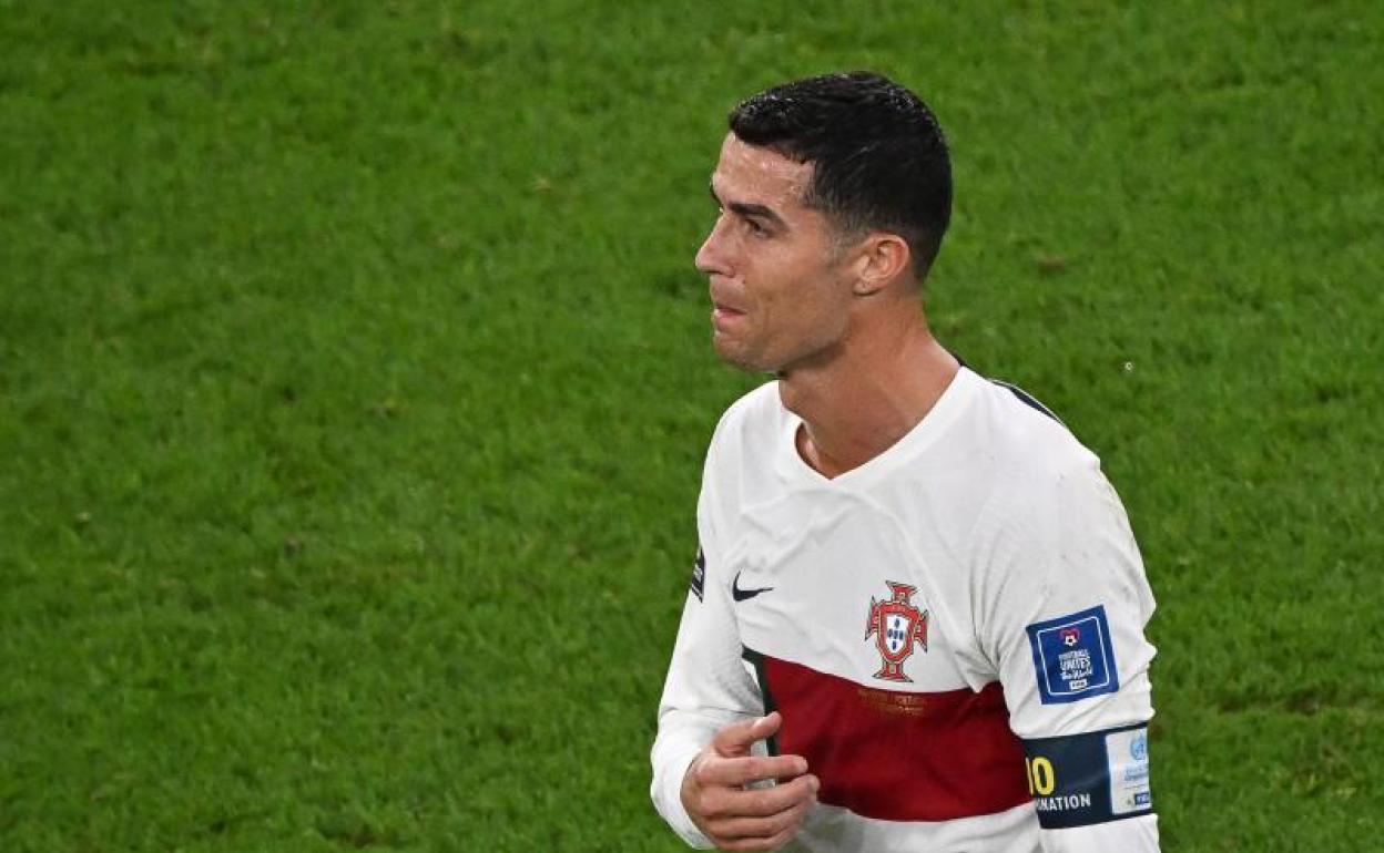 Cristiano Ronaldo se retira llorando tras la eliminación de Portugal. 