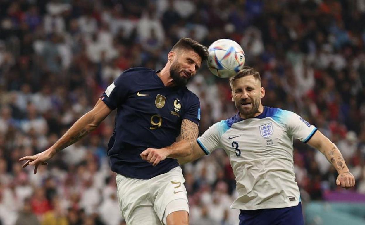 Olivier Giroud cabecea un balón durante el partido Inglaterra-Francia de cuartos. 