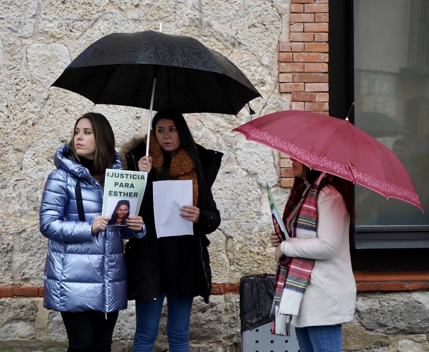 Fotos: Concentración de apoyo a la familia y en recuerdo de Esther López, en Traspinedo