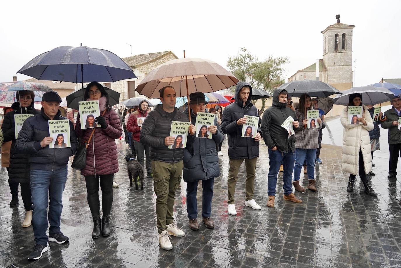 Fotos: Concentración de apoyo a la familia y en recuerdo de Esther López, en Traspinedo