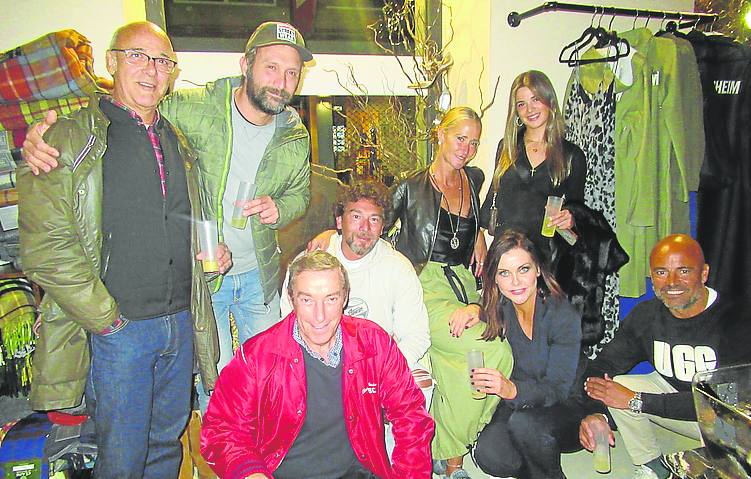 Belén Alas, en el centro, rodeada de amigos que acudieron a la inauguración de su tienda Metienesharta donde pinchó Monika Osmo.