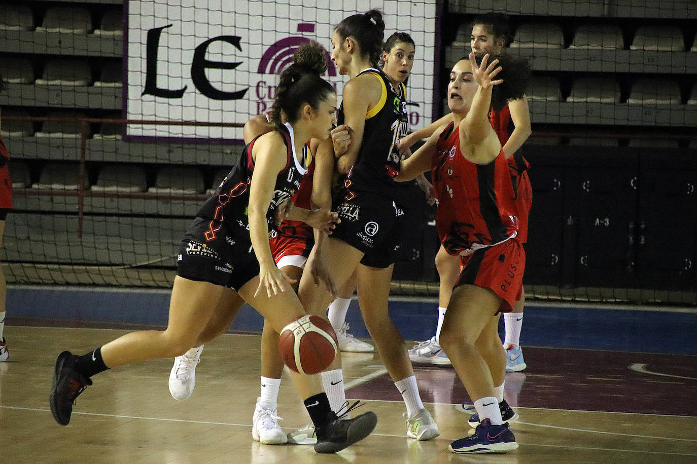 Partido correspondiente a la jornada 11 de la Liga Femenina 2.