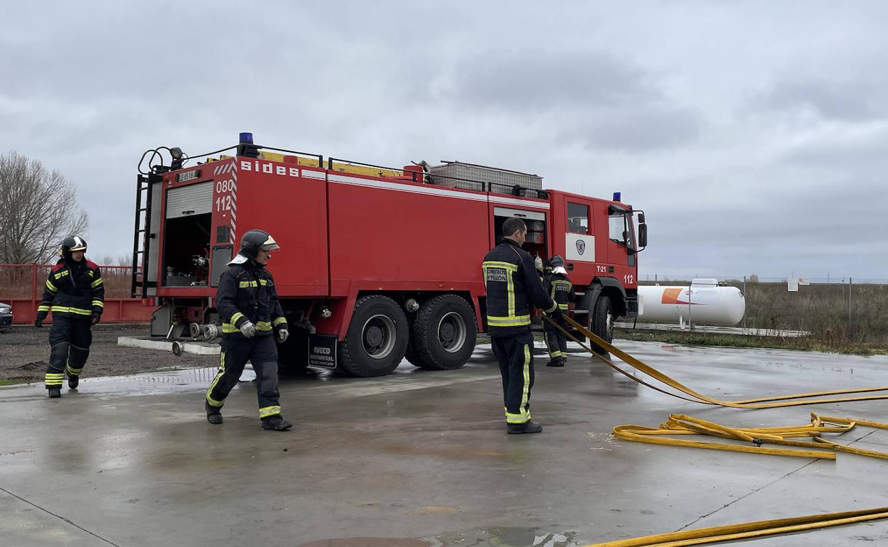 Intervención de los Bomberos de León en el lugar del incendio.