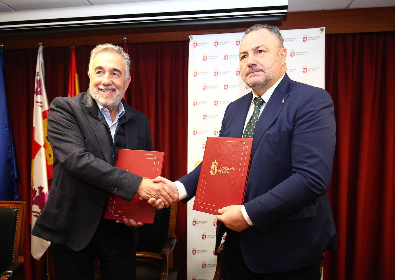 El presidente de la Diputación de León, Eduardo Morán (D), y su homólogo de la Sociedad Deportiva Ponferradina, José Fernández Nieto (I), durante la firma del convenio de colaboración con motivo del centenario del club