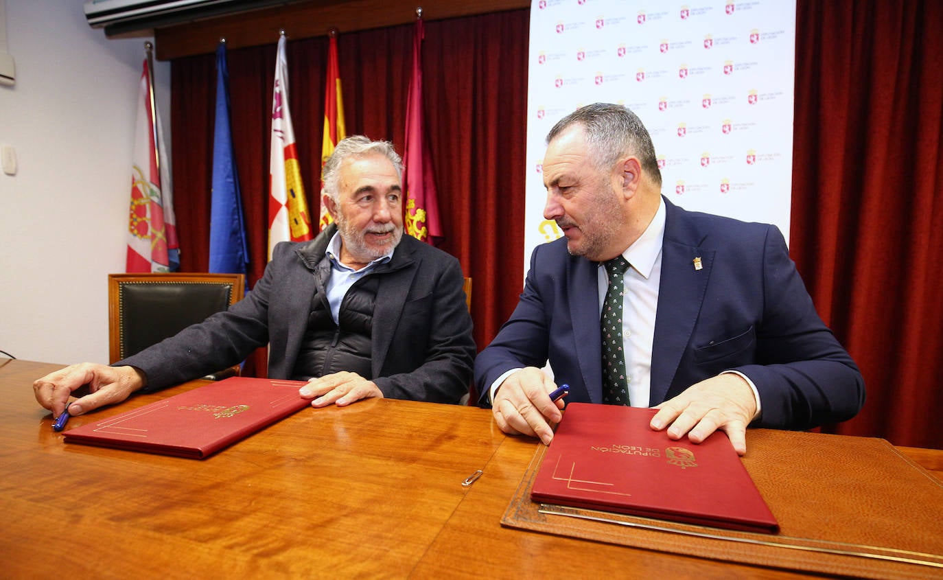 El presidente de la Diputación de León, Eduardo Morán (D), y su homólogo de la Sociedad Deportiva Ponferradina, José Fernández Nieto (I), durante la firma del convenio de colaboración con motivo del centenario del club