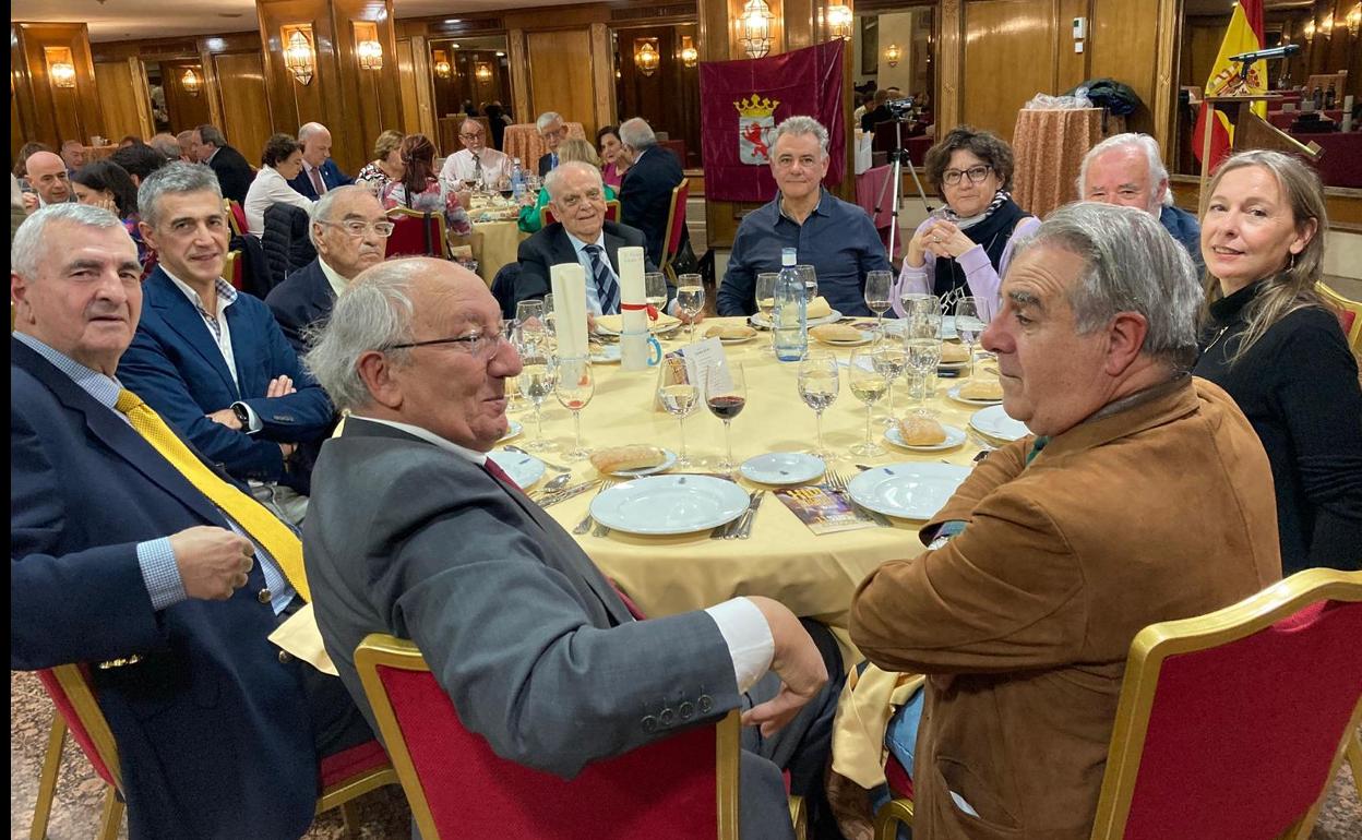 La Casa de León en Madrid rinde homenaje a sus veteranos en un reivindicativo 70 cumpleaños