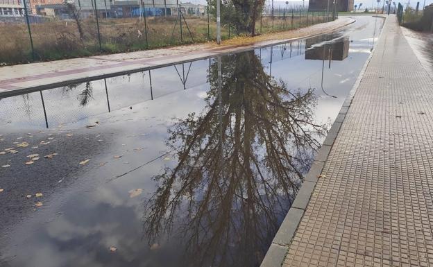 Balsa de agua generada por las últimas lluvias en la calle Gómez de Salazar.