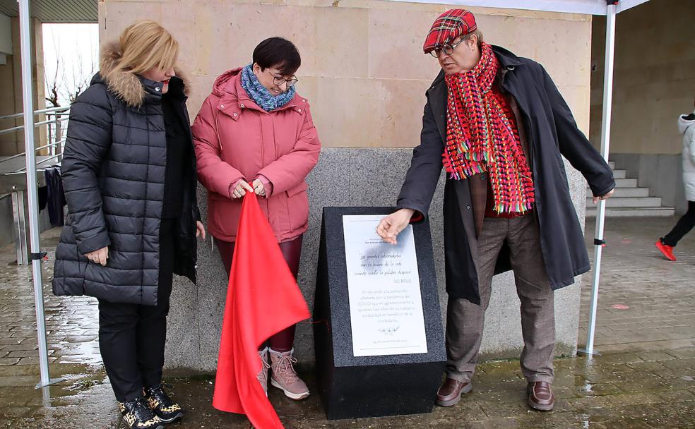 San Andrés del Rabanedo descubre un monolito en homenaje a las víctimas de la covid-19 y a los que ayudaron a superar la pandemia.