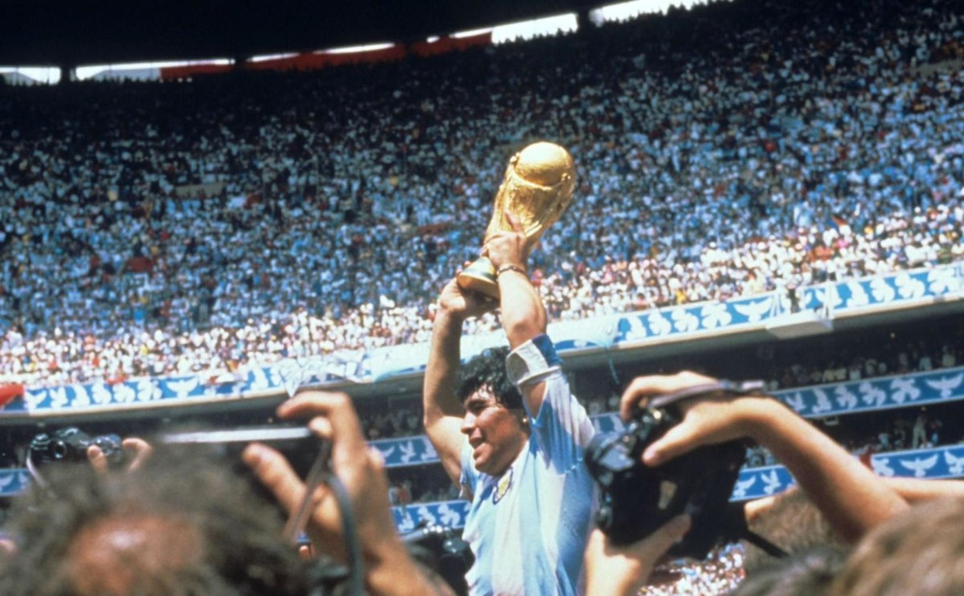 Maradona, levantando la Copa del Mundo. 