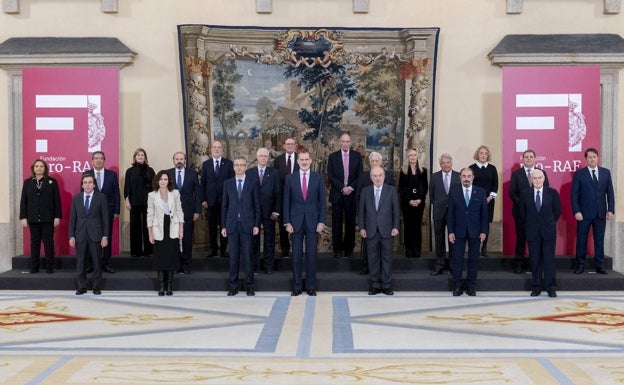 Foto de familoa con los asistente a la reunión del Patronato de la Fundación Pro Real Academia Española. 