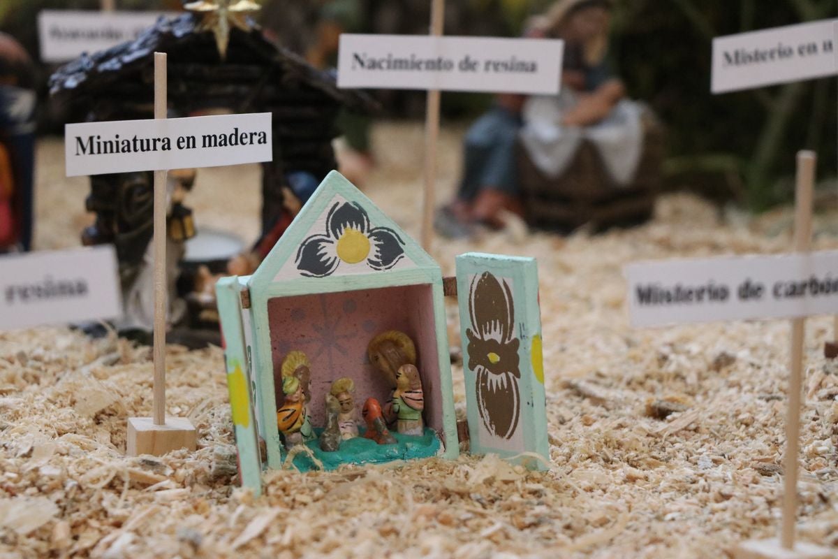 El Museo de la Emigración Leonesa abre al público una colorida exposición benéfica de un centenar de pequeños Belenes del mundo.