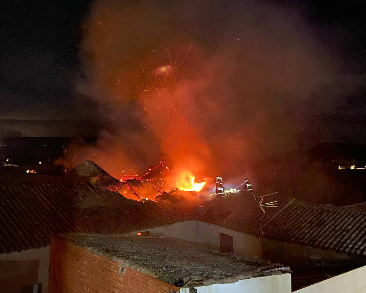 La virulencia de las llamas obligó a desalojar dos viviendas colindantes.