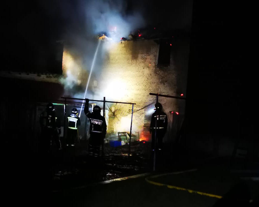 Los bomberos de León intervienen en un fuego en la techumbre de un edificio en la localidad leonesa de Villamañán.