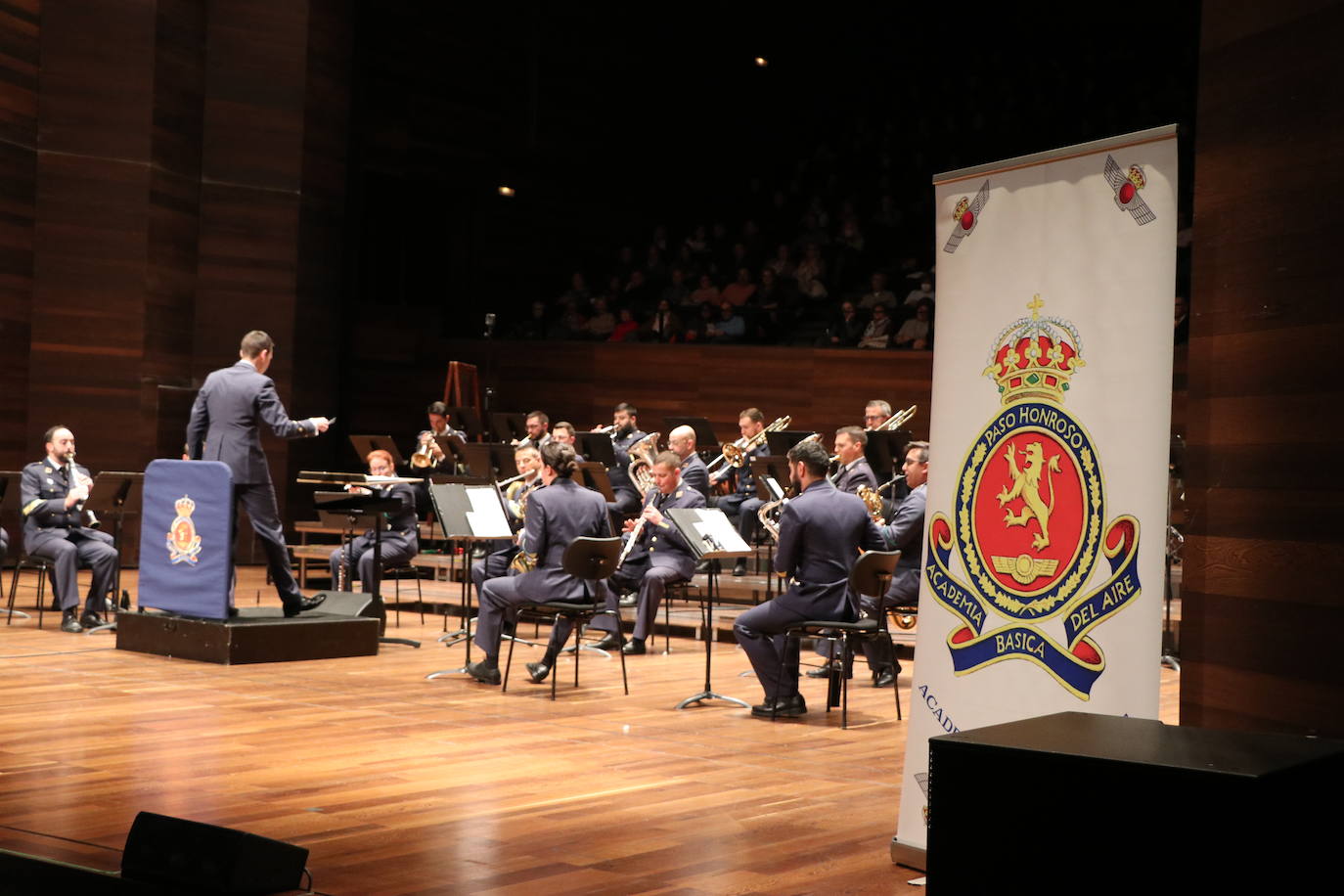 La unidad de música de la Academia Básica del Aire ubicada en La Virgen del Camino celebra su tradicional concierto navideño para dar la bienvenida con notas 'de altura' al nuevo año