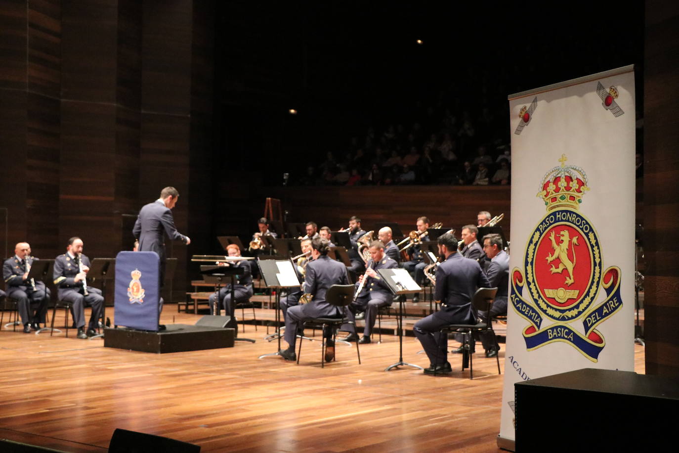 La unidad de música de la Academia Básica del Aire ubicada en La Virgen del Camino celebra su tradicional concierto navideño para dar la bienvenida con notas 'de altura' al nuevo año