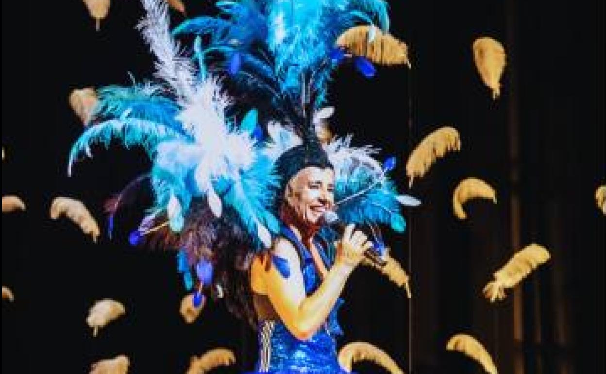 Imagen del espectáculo 'Malditas Plumas' de Sol Picó.