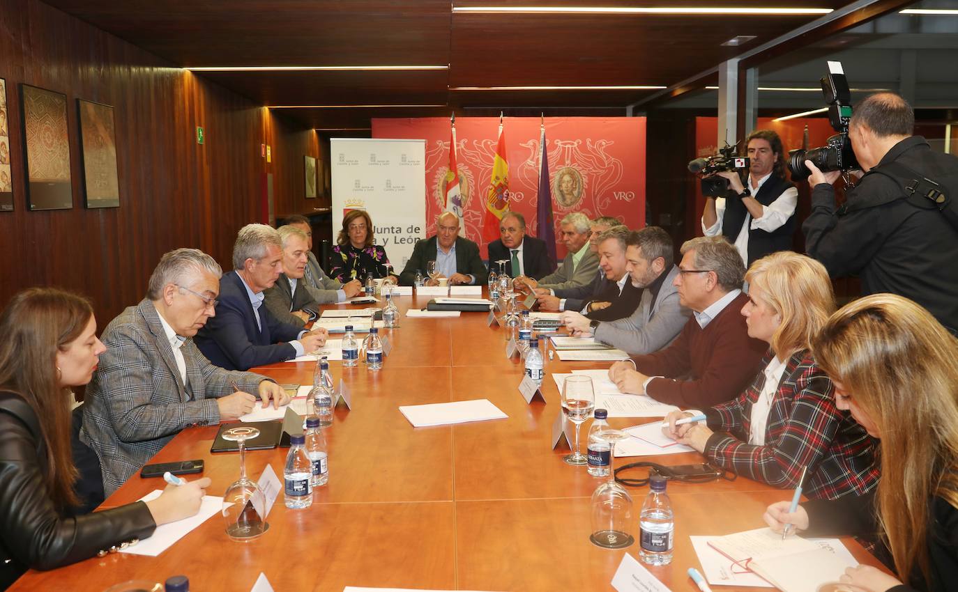 El consejero de la Presidencia preside la reunión de Coordinación Territorial con los delegados territoriales de la Junta. 