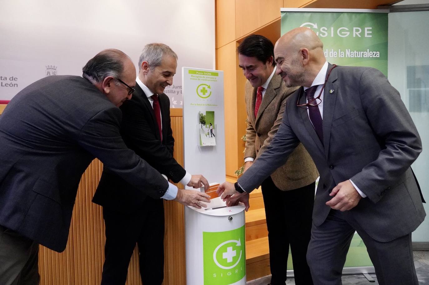 El consejero de Medio Ambiente, Vivienda y Ordenación del Territorio de la Junta, Juan Carlos Suárez-Quiñones, hace balance del reciclaje de los residuos de medicamentos y envases a través del sistema SIGRE, que cumple 20 años en Castilla y León, acompañado por la directora general de Asistencia Sanitaria y Humanización, Silvia Fernández Calderón; el presidente del Consejo de Colegios Farmacéuticos Profesionales de Castilla y León, Javier Herradón Muñoz; y el subdirector general de SIGRE, Miguel Vega.