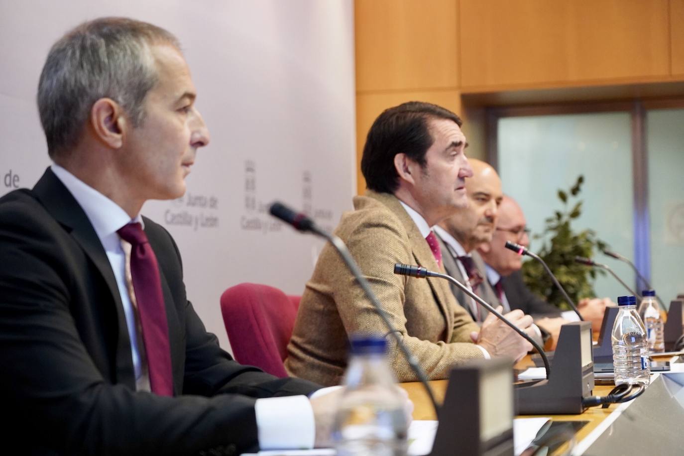 El consejero de Medio Ambiente, Vivienda y Ordenación del Territorio de la Junta, Juan Carlos Suárez-Quiñones, hace balance del reciclaje de los residuos de medicamentos y envases a través del sistema SIGRE, que cumple 20 años en Castilla y León, acompañado por la directora general de Asistencia Sanitaria y Humanización, Silvia Fernández Calderón; el presidente del Consejo de Colegios Farmacéuticos Profesionales de Castilla y León, Javier Herradón Muñoz; y el subdirector general de SIGRE, Miguel Vega.