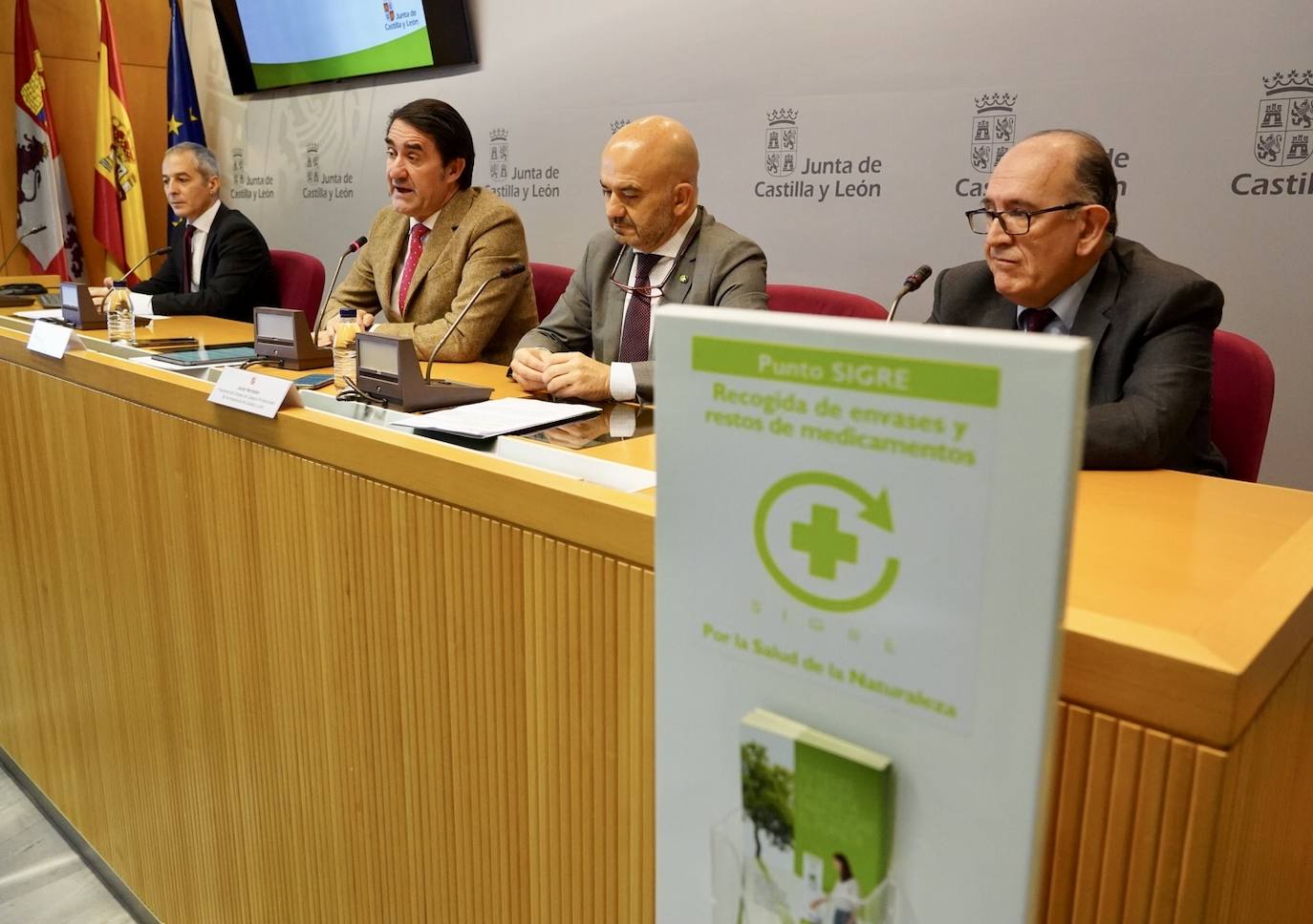 El consejero de Medio Ambiente, Vivienda y Ordenación del Territorio de la Junta, Juan Carlos Suárez-Quiñones, hace balance del reciclaje de los residuos de medicamentos y envases a través del sistema SIGRE, que cumple 20 años en Castilla y León, acompañado por la directora general de Asistencia Sanitaria y Humanización, Silvia Fernández Calderón; el presidente del Consejo de Colegios Farmacéuticos Profesionales de Castilla y León, Javier Herradón Muñoz; y el subdirector general de SIGRE, Miguel Vega.