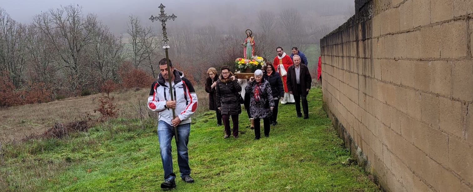 Una veintena de vecinos de la localidad de La Flecha de Torío cumplen con la tradición de honrar a la patrona y procesionar junto a la ermita de la localidad. 