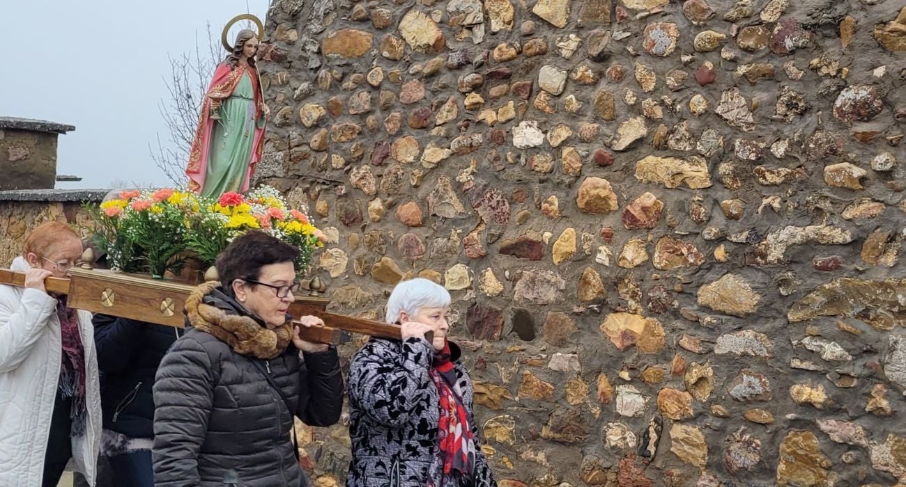 Una veintena de vecinos de la localidad de La Flecha de Torío cumplen con la tradición de honrar a la patrona y procesionar junto a la ermita de la localidad. 