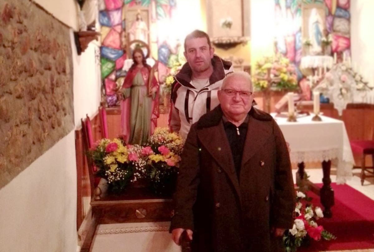 Una veintena de vecinos de la localidad de La Flecha de Torío cumplen con la tradición de honrar a la patrona y procesionar junto a la ermita de la localidad. 