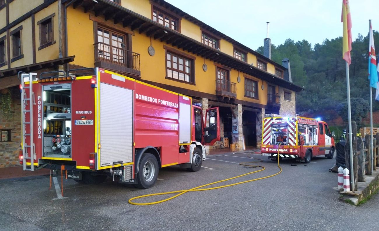 Incendio en el Palacio de Canedo. A las ocho de la mañana se desplazan cinco bomberos con dos autobomba y una ambulancia a un incendio declarado en un trastero anexo a una cocina usada para asar pimientos, que se encuentra en un soportal del Palacio de Canedo. Los propios trabajadores intentan extinguirlo con el uso de extintores, pero no lo logran, debido a la importante carga de fuego. Al llegar, el personal de bomberos logra una extinción rápida, evitando que el incendio se propague fuera del trastero. Los daños por el fuego se limitan al trastero, si bien los daños por humo afectan a todo el soportal, techos, paredes y madera. No hay daños personales. El incendio se da por extinguido en torno a las nueve de la mañana. 