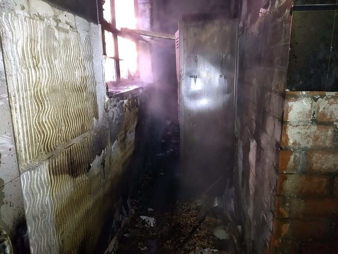 Incendio en el Palacio de Canedo. A las ocho de la mañana se desplazan cinco bomberos con dos autobomba y una ambulancia a un incendio declarado en un trastero anexo a una cocina usada para asar pimientos, que se encuentra en un soportal del Palacio de Canedo. Los propios trabajadores intentan extinguirlo con el uso de extintores, pero no lo logran, debido a la importante carga de fuego. Al llegar, el personal de bomberos logra una extinción rápida, evitando que el incendio se propague fuera del trastero. Los daños por el fuego se limitan al trastero, si bien los daños por humo afectan a todo el soportal, techos, paredes y madera. No hay daños personales. El incendio se da por extinguido en torno a las nueve de la mañana. 