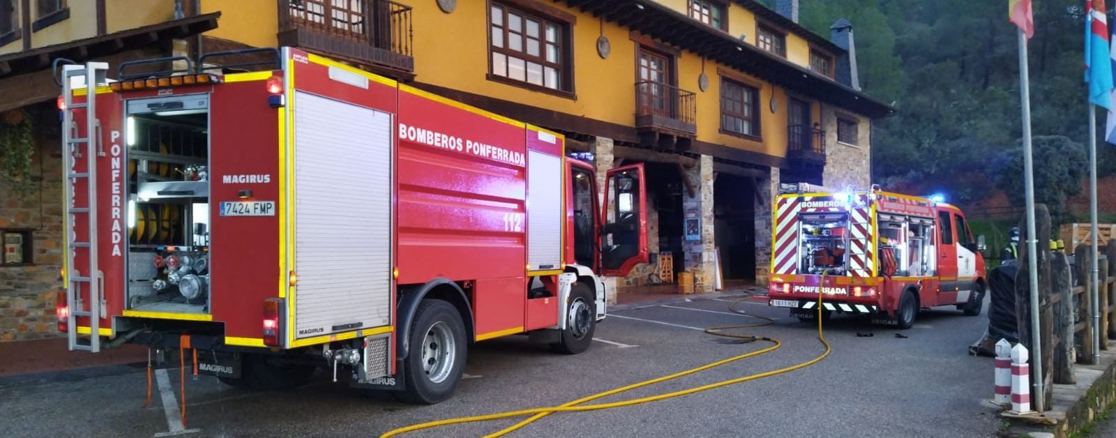 Incendio en el Palacio de Canedo. A las ocho de la mañana se desplazan cinco bomberos con dos autobomba y una ambulancia a un incendio declarado en un trastero anexo a una cocina usada para asar pimientos, que se encuentra en un soportal del Palacio de Canedo. Los propios trabajadores intentan extinguirlo con el uso de extintores, pero no lo logran, debido a la importante carga de fuego. Al llegar, el personal de bomberos logra una extinción rápida, evitando que el incendio se propague fuera del trastero. Los daños por el fuego se limitan al trastero, si bien los daños por humo afectan a todo el soportal, techos, paredes y madera. No hay daños personales. El incendio se da por extinguido en torno a las nueve de la mañana. 