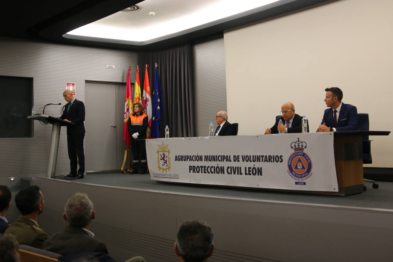 Homenaje del Ayuntamiento de León a los voluntarios de Protección Civil. 