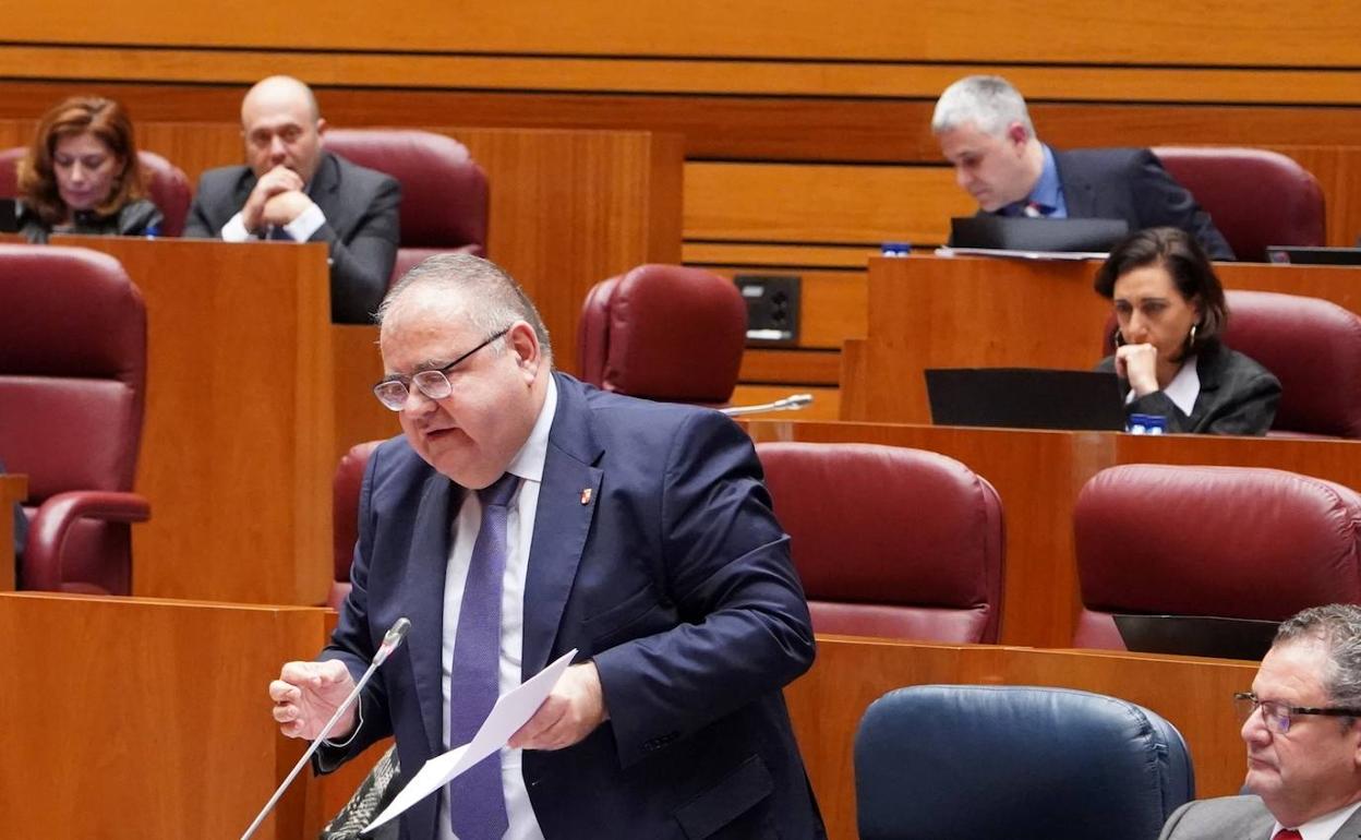 Alejandro Vázquez, consejero de Sanidad, en su intervención en el plen ode las Cortes de este miércoles.