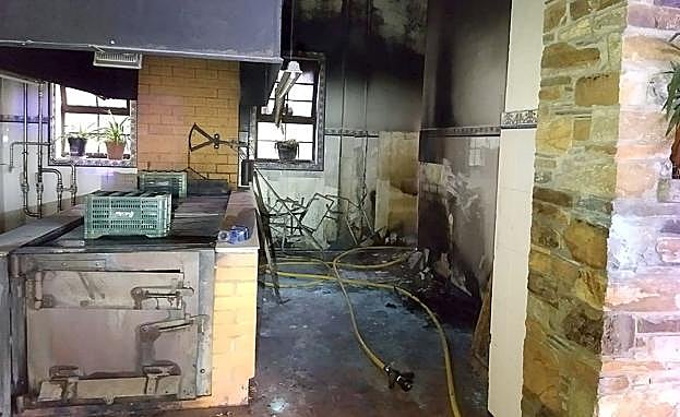 Galería. La rápida intervención de los Bomberos de Ponferrada evitó que las llamas se propagaran a más estancias del edificio.