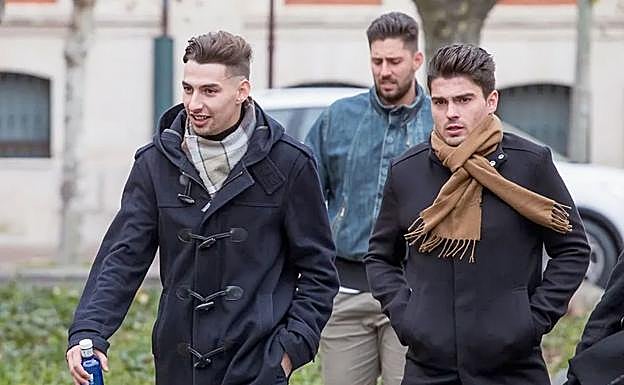 Los leoneses Carlos Cuadrado 'Lucho' y Víctor Rodríguez 'Viti', junto a Raúl Calvo, exjugadores de la Arandina Club de Fútbol, a su llegada el pasado diciembre a la Audiencia de Burgos. 