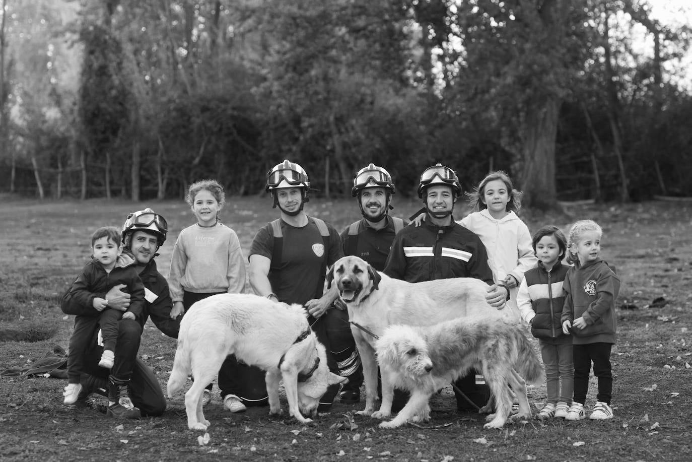 Los bomberos de la capital lanzan un calendario a beneficio de la Asociación Protectora de Animales y Plantas de León. Los profesionales del servicio de extinción de incendios pretenden concienciar sobre la necesidad de cuidar a los animales. 