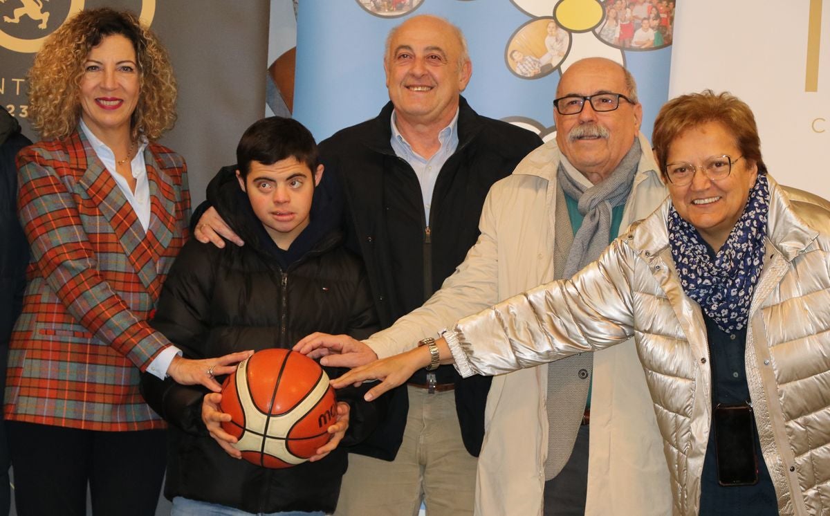 Cultural, Abanca Ademar, Rodríguez Cleba y BF León participan en esta actividad solidaria, con partidos de fútbol-sala, balonmano y baloncesto para recaudar fondos para Amidown