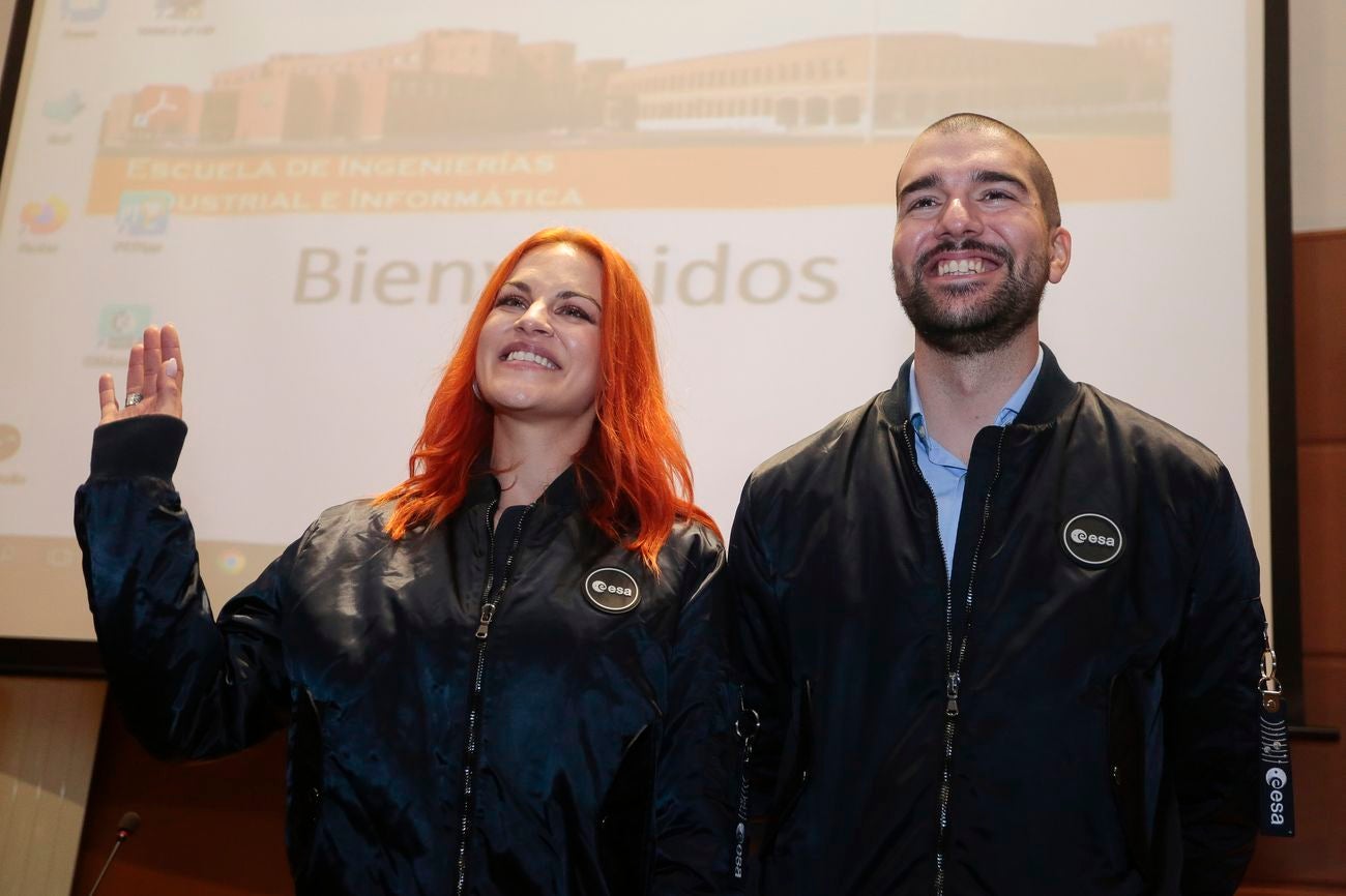 Los astronautas Pablo Álvarez Fernández y Sara García Alonso, recientemente seleccionados por la Agencia Espacial Europea para formar parte de su equipo, regresan a la Universidad de León. 