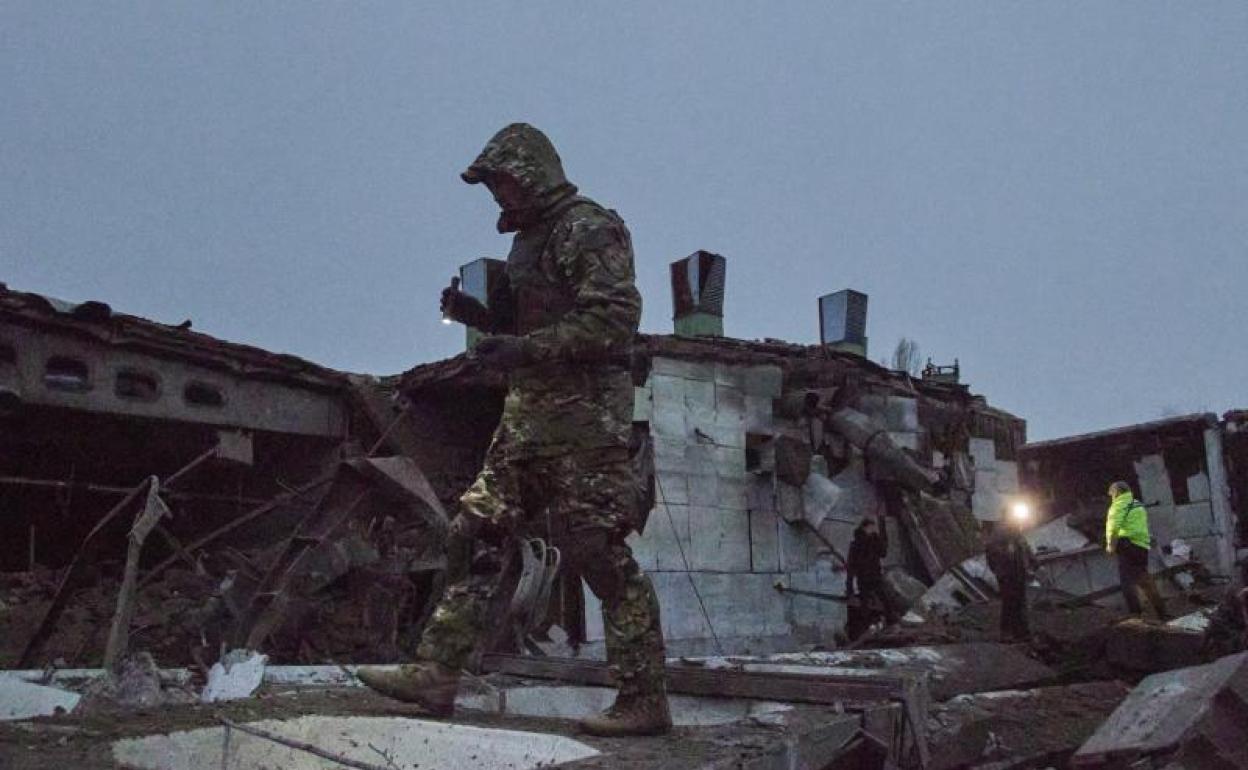 Los equipos de rescate examinan las ruinas de un edificio tras un ataque ruso a Jersón.